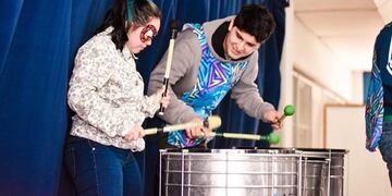 Con la visita de la "Familia del Tambor", los festejos de la Niñez, se realizaron en la Escuela Especial N° 1 Kayú Chenén