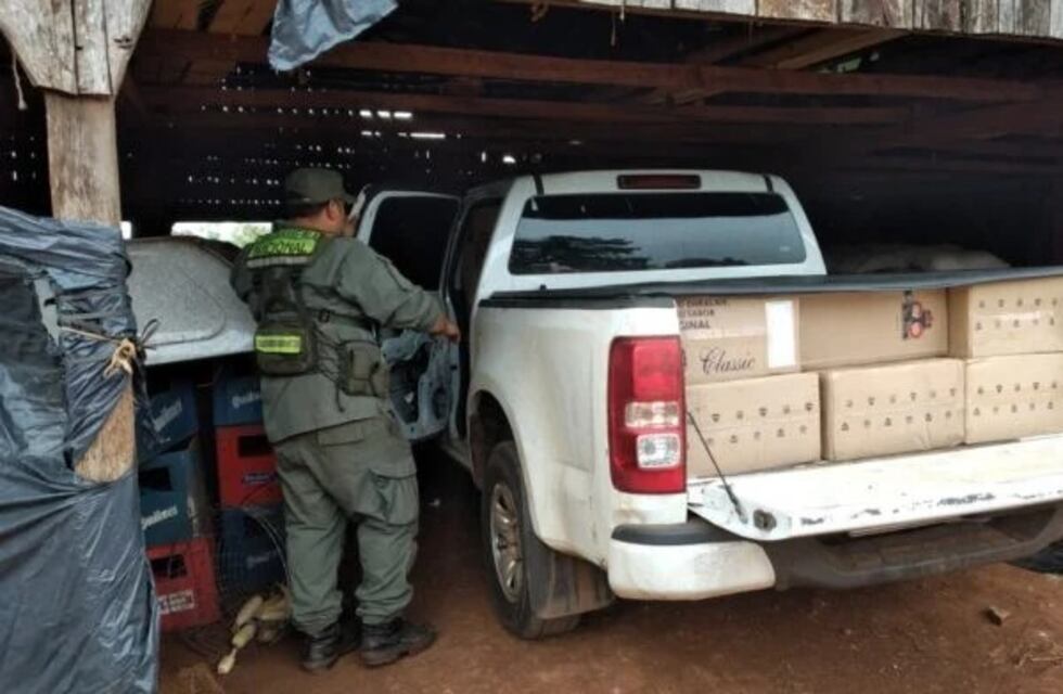 Pozo Azul: encuentran una camioneta robada cargada con cigarrillos ilegales