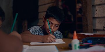La situación económica de los hogares argentinos empujan a los adolescentes a salir a trabajar y afecta sus estudios.