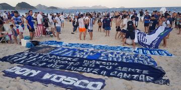 Unos 300 hinchas de Talleres vivieron un lunes a pura previa en la playa, a la espera del gran duelo en el Maracaná (Foto: La Voz).