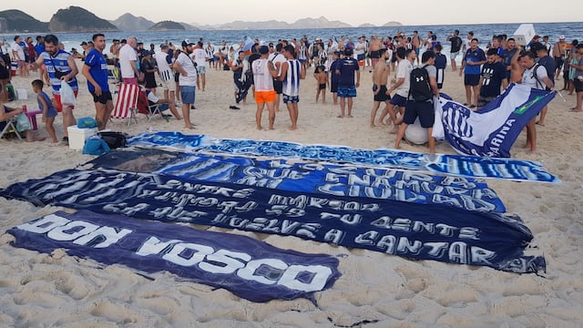 Unos 300 hinchas de Talleres vivieron un lunes a pura previa en la playa, a la espera del gran duelo en el Maracaná (Foto: La Voz).