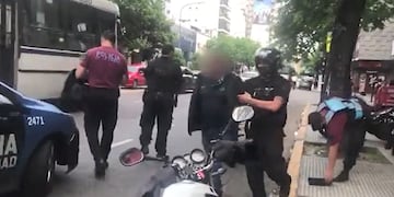 El momento preciso en que la Policía de la Ciudad lleva apresado al dealer. Twitter @NPolicialesBA