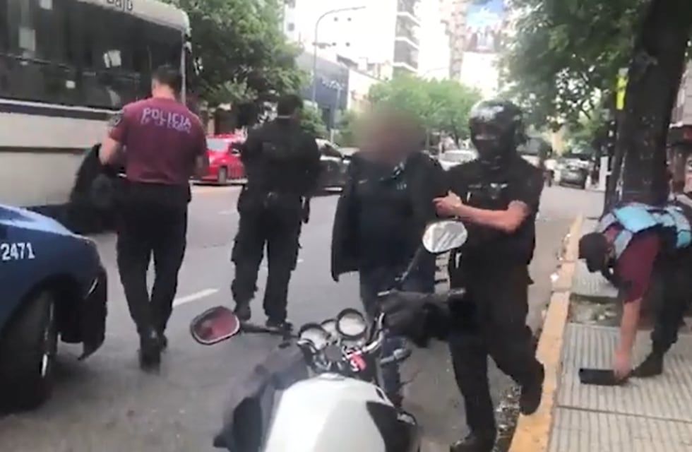 Detienen a un dealer luego de intentar sobornar a policías en Caballito