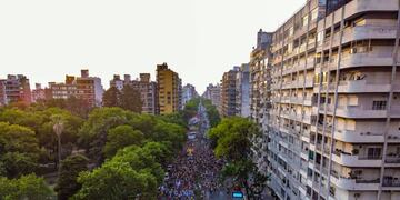 La columna llegó hasta la Plaza López por Pellegrini y luego fue hacia el Monumento. (@fede_padin)
