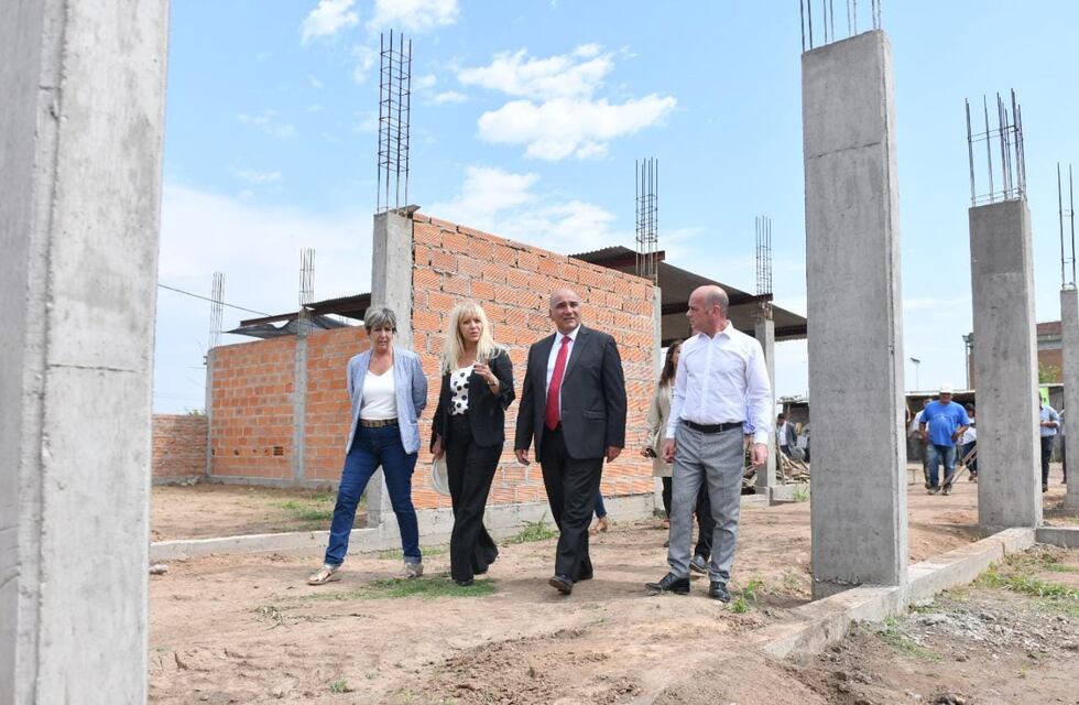 Manzur supervisó el avance de las obras en la Escuela Secundaria Manantiales Sur