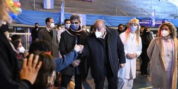 Manzur visitó el nodo de vacunación del Club Caja Popular.