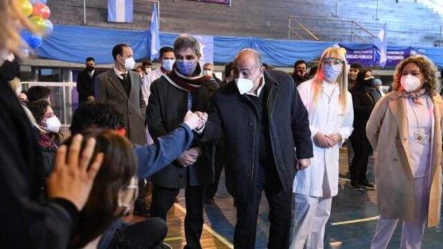 Manzur visitó el nodo de vacunación del Club Caja Popular.