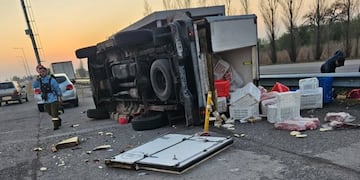 Volcó un camión sobre la autopista.