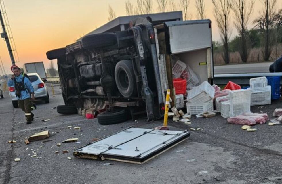 Siniestro vial en la Autopista Córdoba-Carlos Paz: volcó un utilitario que llevaba carne