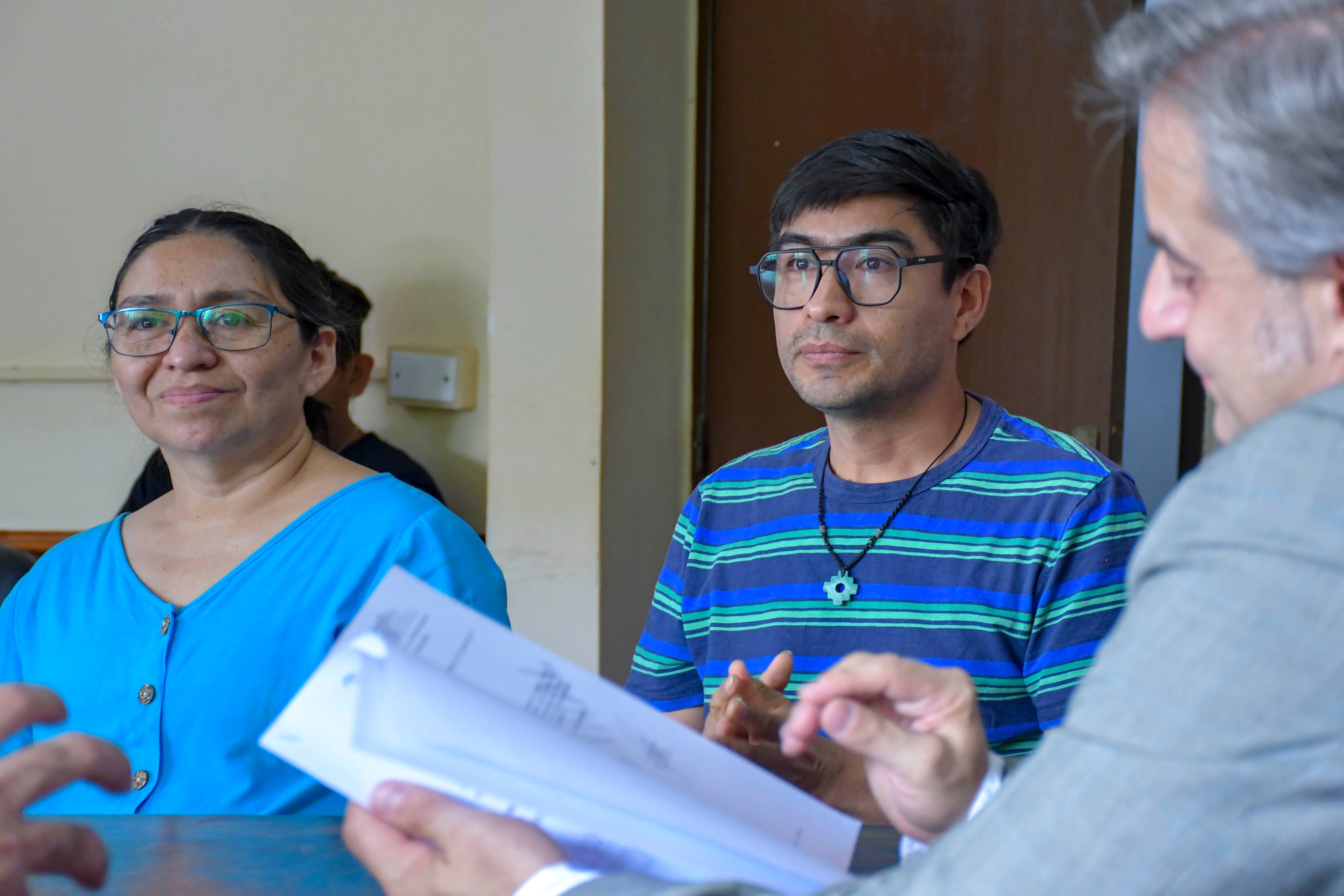 El presidente del Concejo Deliberante capitalino, Gastón Millón, da lectura a la declaración n° 167/2025 emitida días pasados por el cuerpo legislativo. Con marcada emoción los escuchan Cecilia Palacios y Carlos Palacios, referentes del ciclo "Café de Cámara".