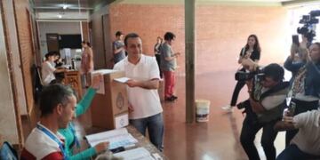 Balotaje 2023: El gobernador de la provincia de Misiones, Oscar Herrera Ahuad, emitió su voto en Posadas.
