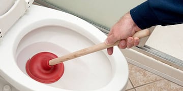 Adiós a la sopapa: el truco definitivo y casero para destapar el inodoro