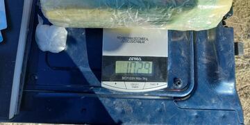 El ladrillo de cacaína secuestrada por la Policía Federal en un vehículo que transitaba por la Ruta 153 cuyos dos ocupantes fueron  detenidos. Gentileza