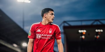 Ramón Sosa, exdelantero de Talleres, en su debut en el Nottingham Forest. (Prensa Nottingham Forest)