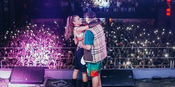 Emilia Mernes volvió a presentarse en Villa Gesell y Duki la acompañó en el escenario.