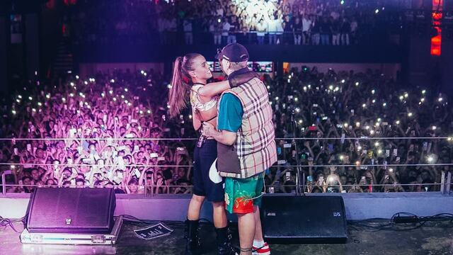 Emilia Mernes volvió a presentarse en Villa Gesell y Duki la acompañó en el escenario.