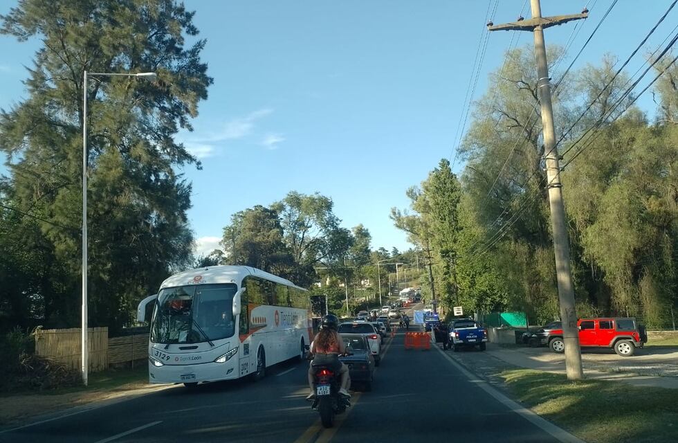 Tragedia en Villa Carlos Paz: un hombre perdió la vida tras una colisión entre moto y camioneta