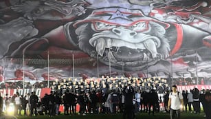 La hinchada desplegó el trapo de la banda cuando los jugadores posaron para la foto.