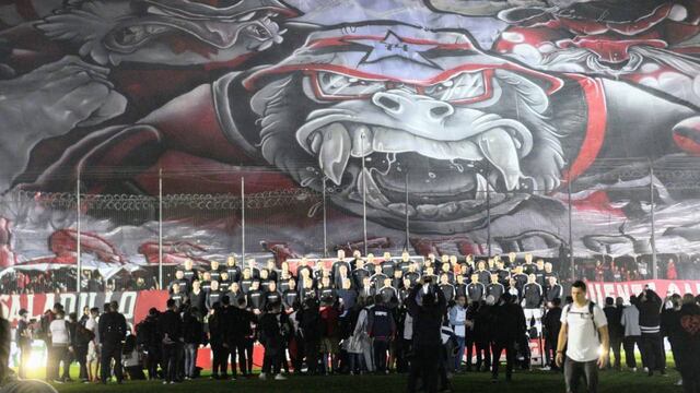 Durante el homenaje a Maxi Rodríguez en Rosario, la hinchada de Newell's Old Boys desplegó una bandera dedicada a líderes de "Los Monos" que están en prisión.