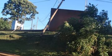 Postes caídos sobre una plaza en San Pedro.