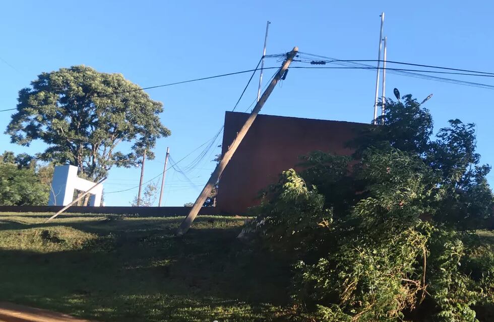 Postes caídos sobre una plaza en San Pedro