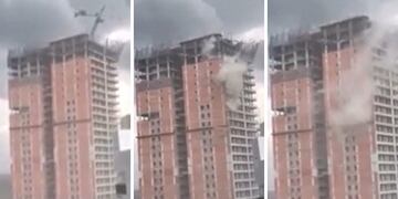 Debido a fuertes vientos en Corrientes, se cayó una grúa de un edificio.