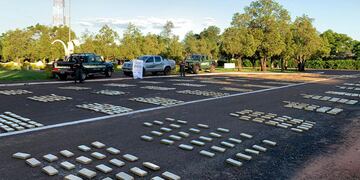 Dentro de la camioneta abandonada en el lugar encontraron 1.627 ladrillos que contenían un total de 1.020,98 kilogramos de marihuana.