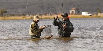 la Dirección de Turismo, en conjunto con el “Club de Mosca Deportiva Austral" organizaron la clase sobre "Introducción a la Pesca con Mosca”