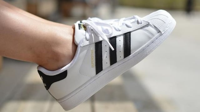¿Conviene comprar en Miami?: esto es lo que valen unas zapatillas Adidas.