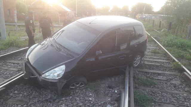 El Honda Fit quedó detenido sobre las vías del ferrocarril paralelas a Felipe Moré. (@hernanfunes)