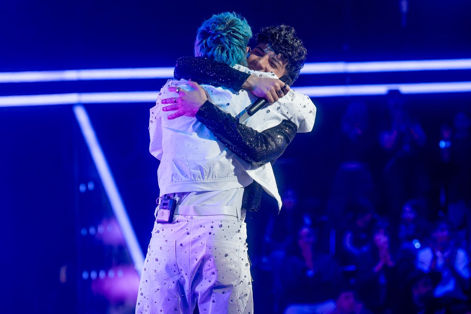 Luck Ra y Nicolás Behringer, en un "abrazo del alma" tras el triunfo del ganador de "La Voz Argentina". (Gentileza Adrián Díaz/Telefe).