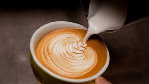 La joven fue a beber un café de especialidad y se llevó una desagradable sorpresa.