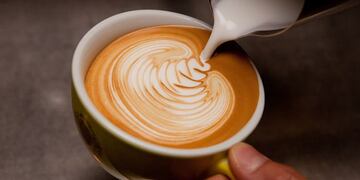 La joven fue a beber un café de especialidad y se llevó una desagradable sorpresa.