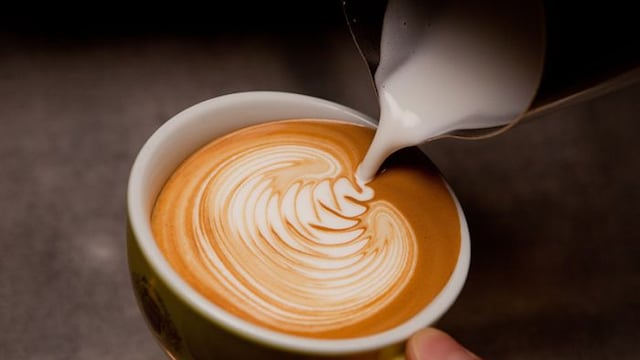 La joven fue a beber un café de especialidad y se llevó una desagradable sorpresa.