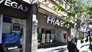 Comerciantes del centro de Córdoba cierran sus puertas ante una ola de rumores sobre saqueos. (José Gabriel Hernández / La Voz)