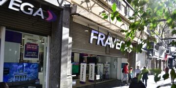 Comerciantes del centro de Córdoba cierran sus puertas ante una ola de rumores sobre saqueos. (José Gabriel Hernández / La Voz)