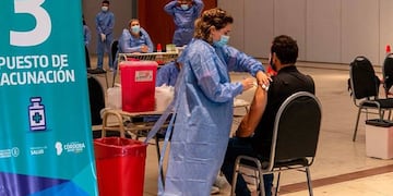Vacunación en Córdoba, que superó los 145 mil contagios en el acumulado.