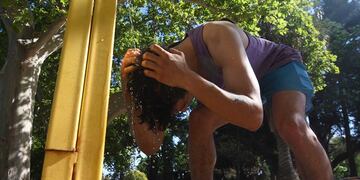 Ola de calor, temperaturas muy altas en Mendoza hasta la navidad.
Leonel se refresca en el parque General San Martín de Ciudad.
Foto: José Gutierrez