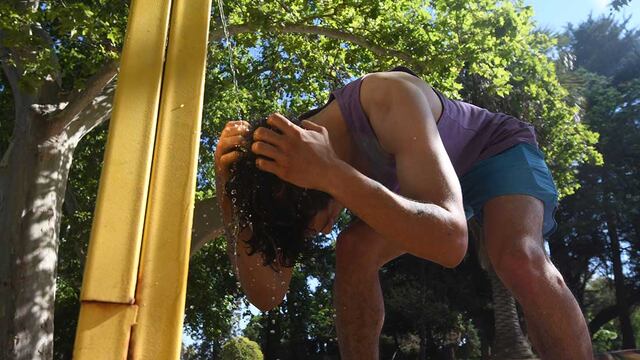 Ola de calor, temperaturas muy altas en Mendoza hasta la navidad.
Leonel se refresca en el parque General San Martín de Ciudad.
Foto: José Gutierrez
