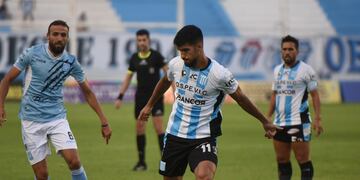 Leandro Fernández (ex Belgrano) se lleva la pelota ante Gastón Bottino (ex Talleres), en el amistoso Racing-Estudiantes (Facundo Luque / La Voz).