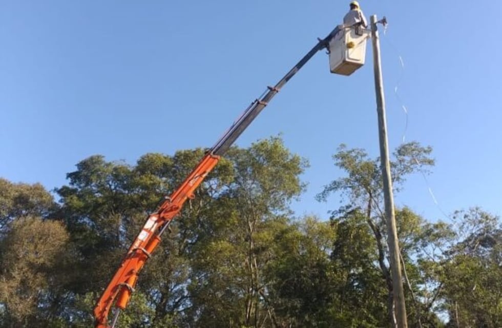 Cerro Corá: trabajos de reparación en el tendido eléctrico