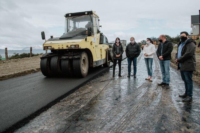 La legisladora Victoria Vuoto junto a Concejales de la ciudad recorrieron las obras de calle Los Ñires