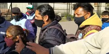 Manifestantes del SEOM Jujuy amedrentaron a un periodista durante una marcha a la Casa de Gobierno.