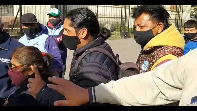 Manifestantes del SEOM Jujuy amedrentaron a un periodista durante una marcha a la Casa de Gobierno.