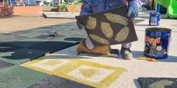 Colocan el nuevo piso antigolpes en la Parque Islas Malvinas