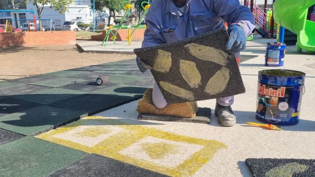 Colocan el nuevo piso antigolpes en la Parque Islas Malvinas