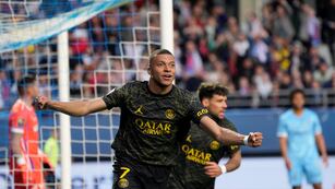 Mbappé tiene un año más de contrato con el PSG. (AP)