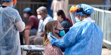Análisis. El centro de testeos de la escuela Matienzo, en la ciudad de Córdoba, ayer tenía mucha demanda. (Ramiro Pereyra)