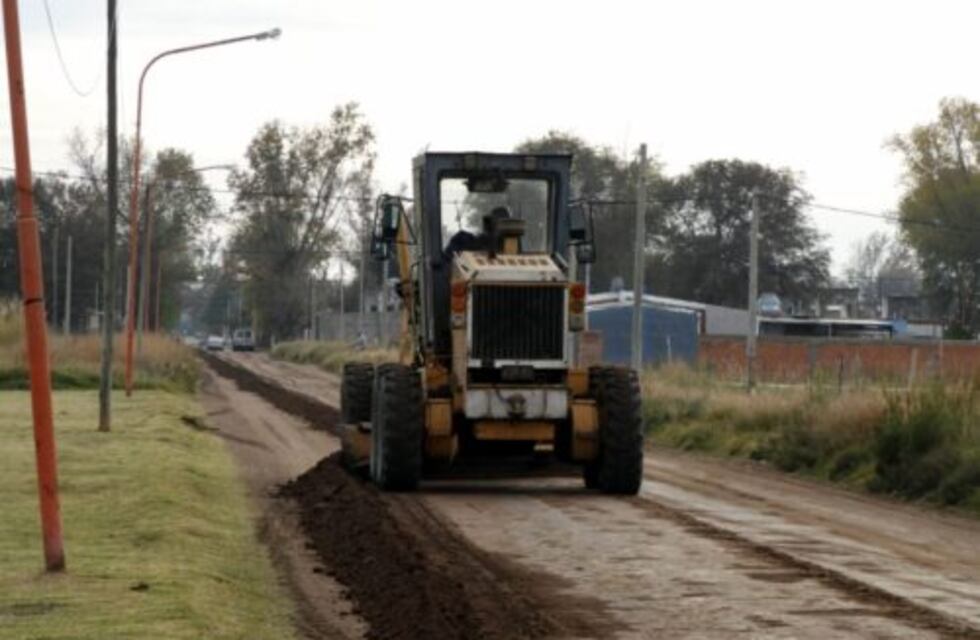 Trabajos en calles de tierra de diferentes barrios de la ciudad