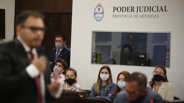 La cabina donde trabajan las traductoras en simultáneo del juicio contra Gil Pereg en el edificio del Polo Judicial. Gentileza UNCuyo